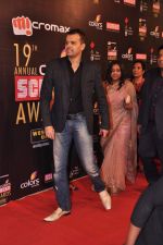 at Screen Awards red carpet in Mumbai on 12th Jan 2013 (462).JPG